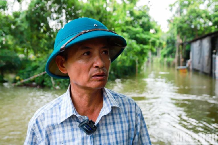 Ông Phùng Xuân Lực, trưởng thôn Nhân Lý cho biết, toàn xã có khoảng 300/320 hộ dân bị ngập nước. Để bảo đảm an toàn, nhiều người đã sơ tán đến các điểm cao hơn để ở tạm.
