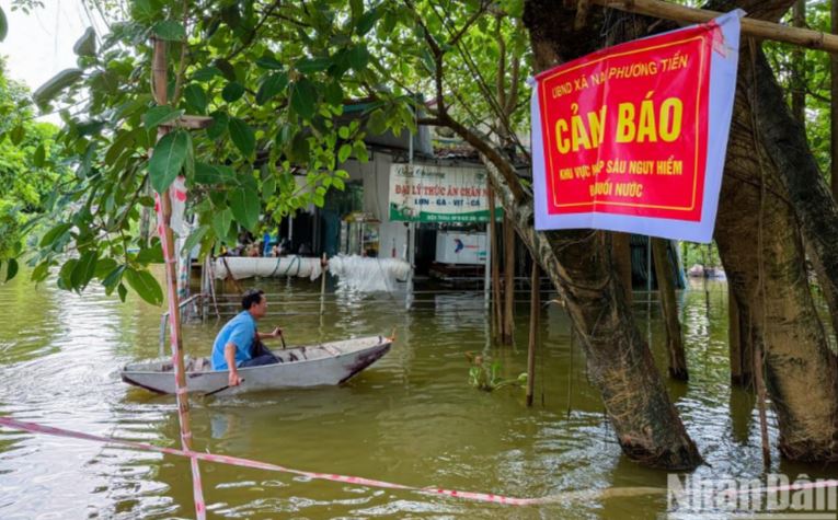 Tại thôn Nhân Lý, xã Nam Phương Tiến (huyện Chương Mỹ), nhiều điểm nước ngập sâu tới 2m.