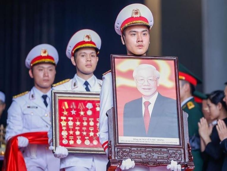 Chủ tịch nước Tô Lâm, Thủ tướng Phạm Minh Chính đi cạnh linh cữu Tổng Bí thư rời Nhà tang lễ