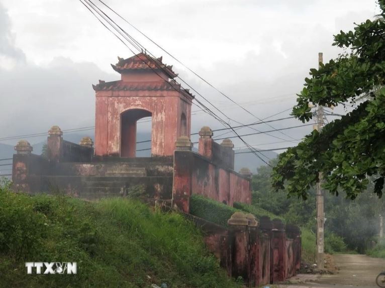 Cổng Tây thành cổ Diên Khánh.