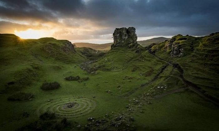 Khung cảnh ở Xoắn ốc celtic ở Scotland. Đối với người Ireland cổ đại, n&oacute; đại diện cho mặt trời v&agrave; năng lượng vũ trụ được xem như sinh ra từ đ&oacute;.