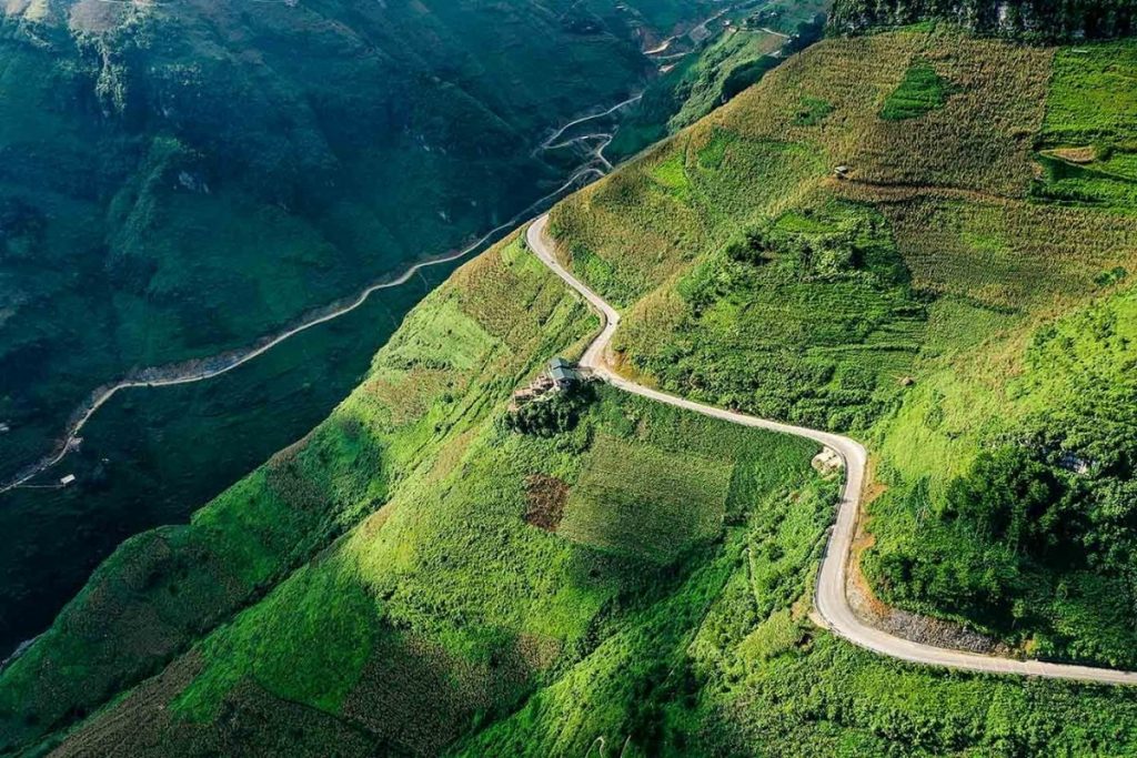 Đèo Mã Pí Lèng dài khoảng 20km, nằm trên độ cao khoảng 1.200m so với mực nước biển, nối liền hai huyện Đồng Văn và Mèo Vạc. Đèo Mã Pí Lèng dài khoảng 20km, nằm trên độ cao khoảng 1.200m so với mực nước biển, nối liền hai huyện Đồng Văn và Mèo Vạc.