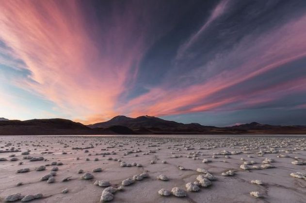Bầu trời của Tuyajto Lagoon trong sa mạc Atacama, Chile v&agrave; hồ muối. C&aacute;c h&igrave;nh dạng nhỏ l&agrave; do h&agrave;nh động của vi sinh vật h&agrave;ng ng&agrave;n năm qua vẫn ăn c&aacute;c chất dinh dưỡng c&oacute; trong hồ.