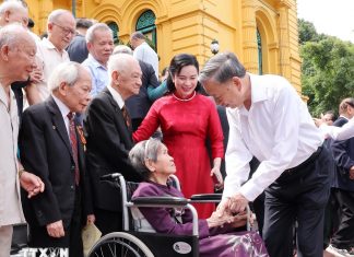 Tổng Bí thư, Chủ tịch nước gặp mặt cán bộ từng phục vụ Bác Hồ tại Phủ Chủ tịch