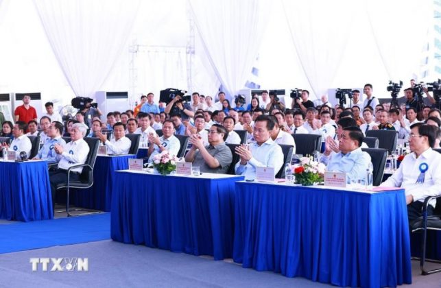 Thủ tướng Phạm Minh Ch&iacute;nh v&agrave; c&aacute;c đại biểu dự Lễ kh&aacute;nh th&agrave;nh c&aacute;c dự &aacute;n đường d&acirc;y 500kV mạch 3 tại điểm cầu Phố Nối (Hưng Y&ecirc;n).