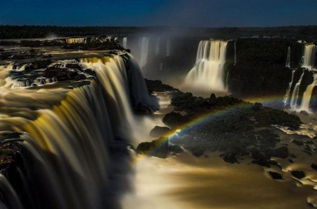 Bức ảnh được chụp l&uacute;c 11 giờ tối v&agrave;o một đ&ecirc;m trăng tr&ograve;n tại Th&aacute;c Iguazu, Brazil. &Aacute;nh trăng v&agrave; hơi nước bốc ra từ th&aacute;c tạo n&ecirc;n cảnh huyền diệu cầu vồng v&agrave;o ban đ&ecirc;m.