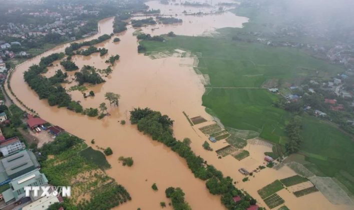 Nhiều hoa m&agrave;u v&agrave; nh&agrave; d&acirc;n ở th&agrave;nh phố Cao Bằng bị ngập.