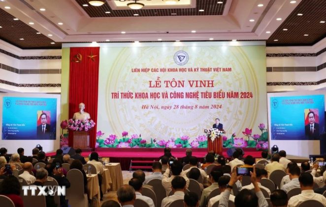 3 min 44 662x420 - Chủ tịch Quốc hội dự Lễ tôn vinh trí thức khoa học và công nghệ tiêu biểu