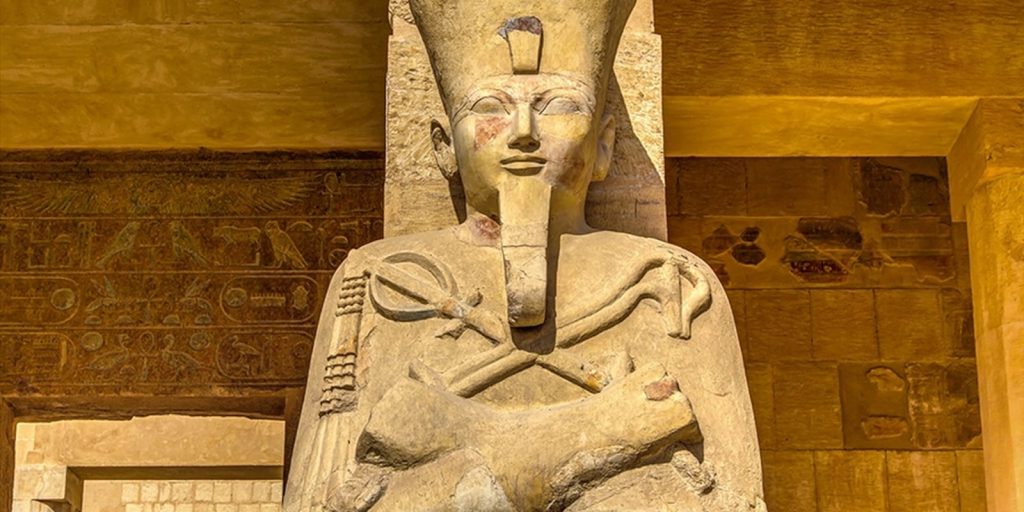 5. Hatshepsut: Hatshepsut, vị nữ pharaoh nổi tiếng của vương triều thứ mười tám, là một trong những nữ hoàng quyền lực nhất của Ai Cập. Bà đã thúc đẩy thương mại, xây dựng nhiều công trình kiến trúc ấn tượng và duy trì hòa bình trong suốt thời gian trị vì. Đền thờ của bà tại Deir el-Bahari là một minh chứng cho tài năng và tầm nhìn của bà. (Ảnh: National Geographic Kids)5. Hatshepsut: Hatshepsut, vị nữ pharaoh nổi tiếng của vương triều thứ mười tám, là một trong những nữ hoàng quyền lực nhất của Ai Cập. Bà đã thúc đẩy thương mại, xây dựng nhiều công trình kiến trúc ấn tượng và duy trì hòa bình trong suốt thời gian trị vì. Đền thờ của bà tại Deir el-Bahari là một minh chứng cho tài năng và tầm nhìn của bà. (Ảnh: National Geographic Kids)