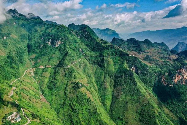 Với một b&ecirc;n l&agrave; n&uacute;i đ&aacute; cao h&ugrave;ng vĩ, một b&ecirc;n l&agrave; vực s&acirc;u thăm thẳm nh&igrave;n xuống d&ograve;ng s&ocirc;ng Nho Quế, đ&egrave;o M&atilde; P&iacute; L&egrave;ng l&agrave; nơi hấp dẫn du kh&aacute;ch y&ecirc;u th&iacute;ch thi&ecirc;n nhi&ecirc;n h&ugrave;ng vĩ, hoang sơ. Ảnh: Phạm Quốc Tiệp