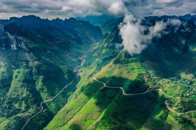 Việt Nam từ tr&ecirc;n cao: Đ&egrave;o M&atilde; P&iacute; L&egrave;ng, &lsquo;sợi chỉ&rsquo; vắt giữa lưng chừng n&uacute;i