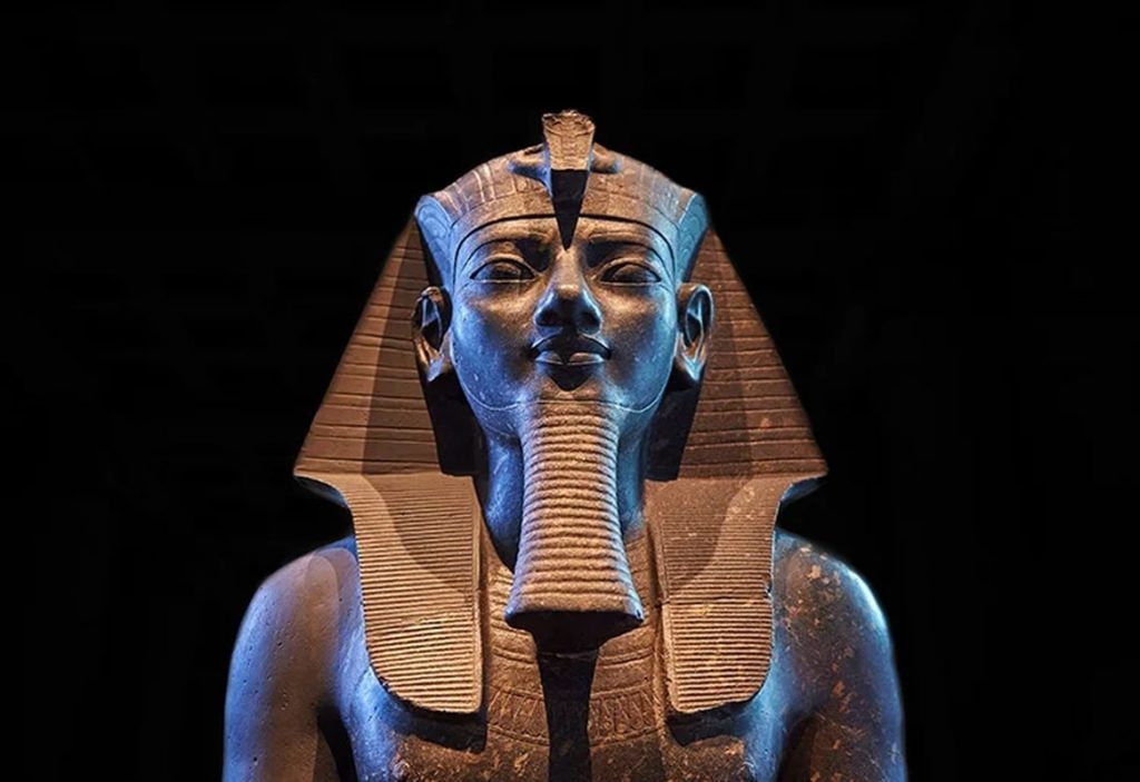 7. Amenhotep III: Amenhotep III, pharaoh của vương triều thứ mười tám, cai trị trong thời kỳ hoàng kim của Ai Cập cổ đại. Ông nổi tiếng với việc xây dựng nhiều đền đài và tượng đài, bao gồm các cột tượng Colossi of Memnon tại Thebes. Triều đại của ông được đánh dấu bởi sự ổn định và thịnh vượng. (Ảnh: History Hit)