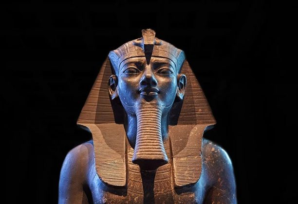 7. Amenhotep III: Amenhotep III, pharaoh của vương triều thứ mười t&aacute;m, cai trị trong thời kỳ ho&agrave;ng kim của Ai Cập cổ đại. &Ocirc;ng nổi tiếng với việc x&acirc;y dựng nhiều đền đ&agrave;i v&agrave; tượng đ&agrave;i, bao gồm c&aacute;c cột tượng Colossi of Memnon tại Thebes. Triều đại của &ocirc;ng được đ&aacute;nh dấu bởi sự ổn định v&agrave; thịnh vượng. (Ảnh: History Hit)