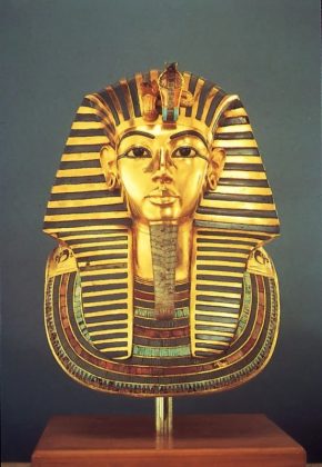 8. Tutankhamun: Tutankhamun, hay c&ograve;n gọi l&agrave; Vua Tut, l&agrave; một trong những Pharaoh nổi tiếng nhất. &Ocirc;ng l&ecirc;n ng&ocirc;i khi mới 9 tuổi v&agrave; cai trị trong 10 năm trước khi qua đời ở tuổi 19. Lăng mộ của &ocirc;ng được ph&aacute;t hiện gần như nguy&ecirc;n vẹn v&agrave;o năm 1922, chứa đựng nhiều b&aacute;u vật qu&yacute; gi&aacute;. (Ảnh: Britannica)