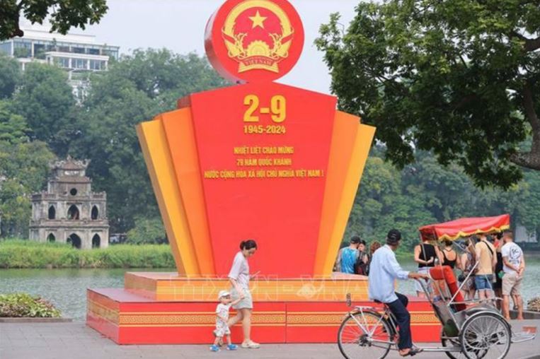 Chào mừng 79 năm Quốc khánh nước Cộng hòa xã hội chủ nghĩa Việt Nam tại khu vực hồ Hoàn Kiếm.