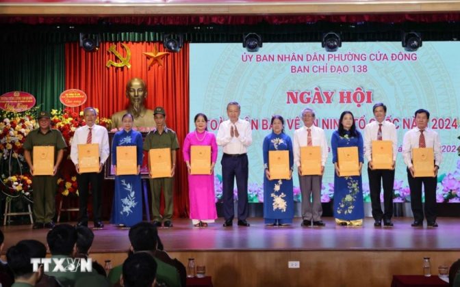 8 min 6 672x420 - Chủ tịch nước dự Ngày hội toàn dân bảo vệ an ninh Tổ quốc tại phường Cửa Đông