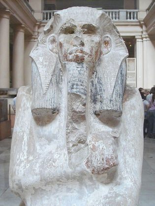 2. Djoser: Djoser, vị pharaoh của vương triều thứ ba, nổi tiếng với việc x&acirc;y dựng kim tự th&aacute;p bậc thang tại Saqqara, một trong những c&ocirc;ng tr&igrave;nh kiến tr&uacute;c đầu ti&ecirc;n bằng đ&aacute; của lo&agrave;i người. Kim tự th&aacute;p bậc thang n&agrave;y được thiết kế bởi Imhotep, vị tể tướng t&agrave;i ba của Djoser, v&agrave; trở th&agrave;nh nguy&ecirc;n mẫu cho c&aacute;c kim tự th&aacute;p sau n&agrave;y. (Ảnh: Wikipedia)