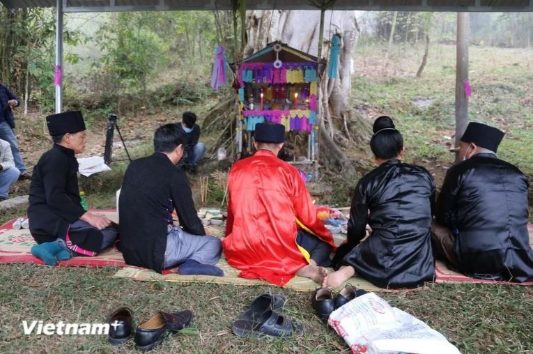 Lễ Xên đông được bắt đầu bằng nghi thức cúng rừng, được tổ chức dưới gốc một cây đa cổ thụ hàng trăm năm tuổi. 