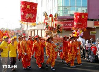 Đông đảo du khách và người dân tham dự Lễ hội Nghinh Ông Quan Thánh Đế Quân