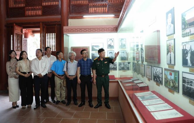 Một số h&igrave;nh ảnh của nh&agrave; văn Ph&ugrave;ng Văn Khai 2