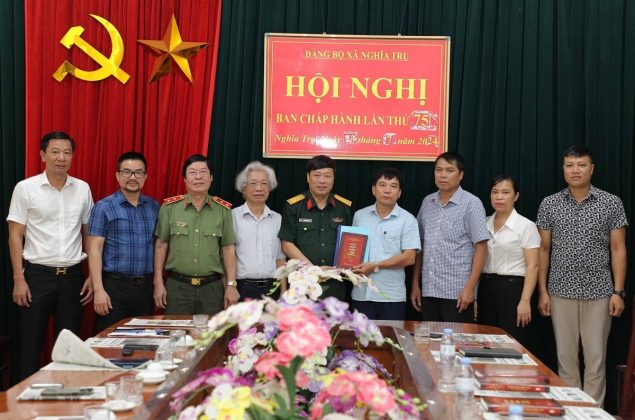 Một số h&igrave;nh ảnh của nh&agrave; văn Ph&ugrave;ng Văn Khai 3