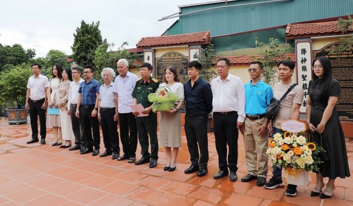 Một số h&igrave;nh ảnh của nh&agrave; văn Ph&ugrave;ng Văn Khai 4