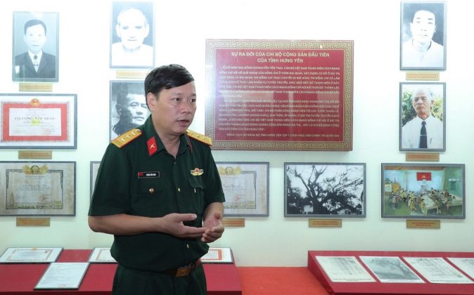 Nh&agrave; văn Ph&ugrave;ng Văn Khai