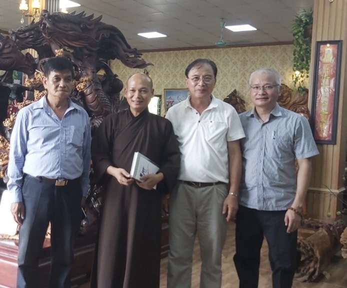 Nhà thơ Hoàng Liên Sơn (bìa phải) tặng tập thơ mới "Nguyện mở" (NXB Hội Nhà văn, 2024) của ông cho sư thầy chùa Phúc Lâm - Ân Thi - Hưng Yên.