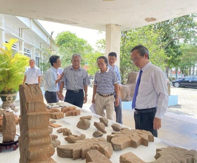 Các đại biểu tham quan các hiện vật khai quật tại Bảo tàng Bình Định.