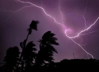 Trung Quốc: Sét đánh sập gian hàng trong công viên, 6 người tử vong