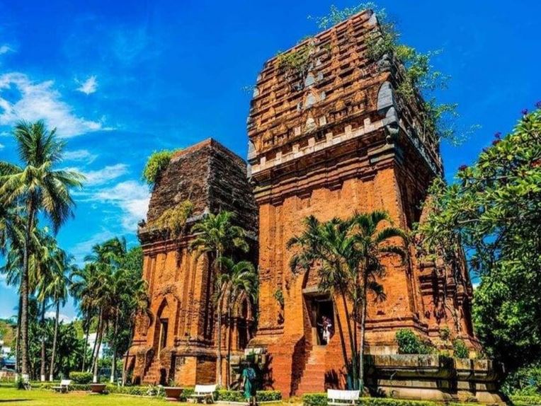 Tháp Đôi có tên gọi khác là tháp Hưng Thạnh, tọa lạc tại đường Trần Hưng Đạo, phường Đống Đa, TP Quy Nhơn, tỉnh Bình Định. Tháp Đôi có tên gọi khác là tháp Hưng Thạnh, tọa lạc tại đường Trần Hưng Đạo, phường Đống Đa, TP Quy Nhơn, tỉnh Bình Định.