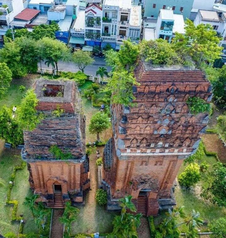 Tháp Hưng Thạnh có cấu trúc gồm ba phần chính bao gồm chân tháp, thân tháp và đỉnh tháp. Tháp Hưng Thạnh có cấu trúc gồm ba phần chính bao gồm chân tháp, thân tháp và đỉnh tháp.