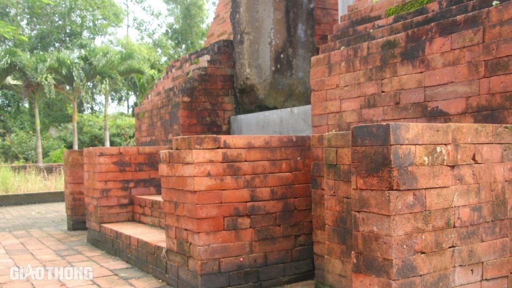 Tháp Vĩnh Hưng có diện tích bình diện khá lớn (chiều Đông - Tây rộng 191m; chiều Bắc - Nam dài 6,9m) và được xây cao hơn 10m.