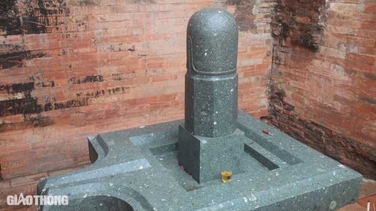 Ph&iacute;a b&ecirc;n trong l&ograve;ng th&aacute;p Vĩnh Hưng thờ biểu tượng Linga - Yoni, đ&acirc;y l&agrave; nguồn gốc của mọi sự s&aacute;ng tạo trong t&iacute;n ngưỡng phồn thực của cư d&acirc;n &Oacute;c Eo.