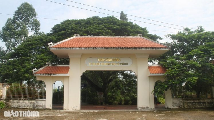 Di t&iacute;ch th&aacute;p Vĩnh Hưng (tọa lạc ấp Trung Hưng 1B, x&atilde; Vĩnh Hưng A, huyện Vĩnh Lợi, tỉnh Bạc Li&ecirc;u), l&agrave; ng&ocirc;i th&aacute;p c&oacute; bề d&agrave;y lịch sử l&acirc;u đời nhưng m&atilde;i đến những năm đầu thập ni&ecirc;n của thế kỷ XX, c&aacute;c nh&agrave; khoa học mới biết đến v&agrave; bắt đầu nghi&ecirc;n cứu t&igrave;m hiểu.