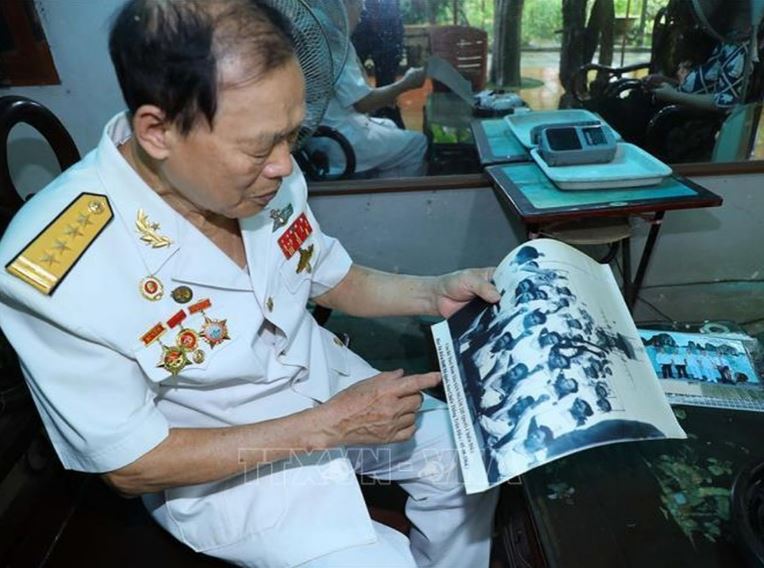 Đại tá Lê Chừng giới thiệu những bức ảnh kỷ niệm của mình và đồng đội trong thời gian công tác tại đơn vị. 