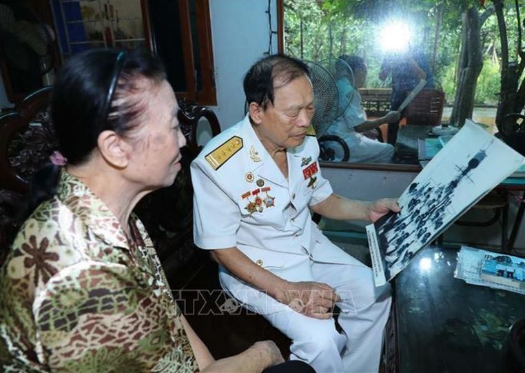 Đại tá Lê Chừng và vợ xem lại những hình ảnh lưu niệm trong thời gian công tác tại đơn vị. 