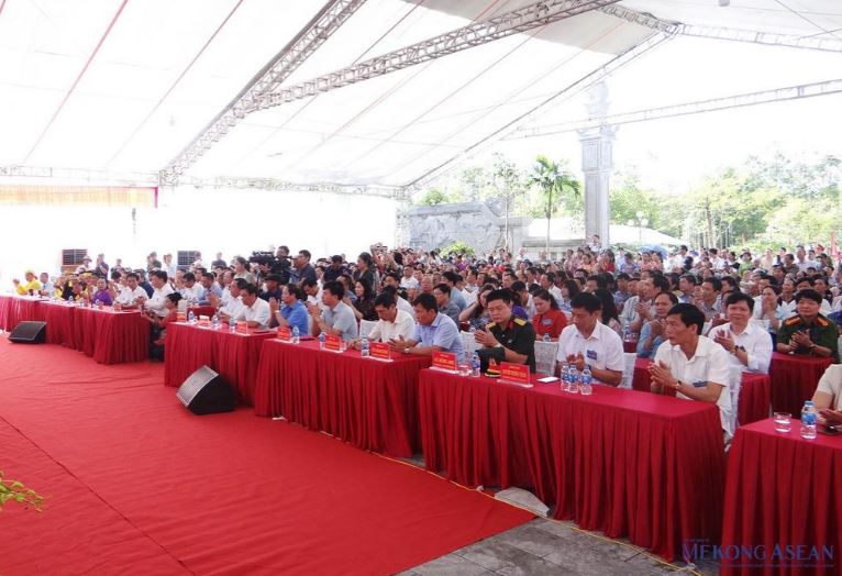 Đông đảo các đại biểu, người dân và du khách về dự lễ hội.
