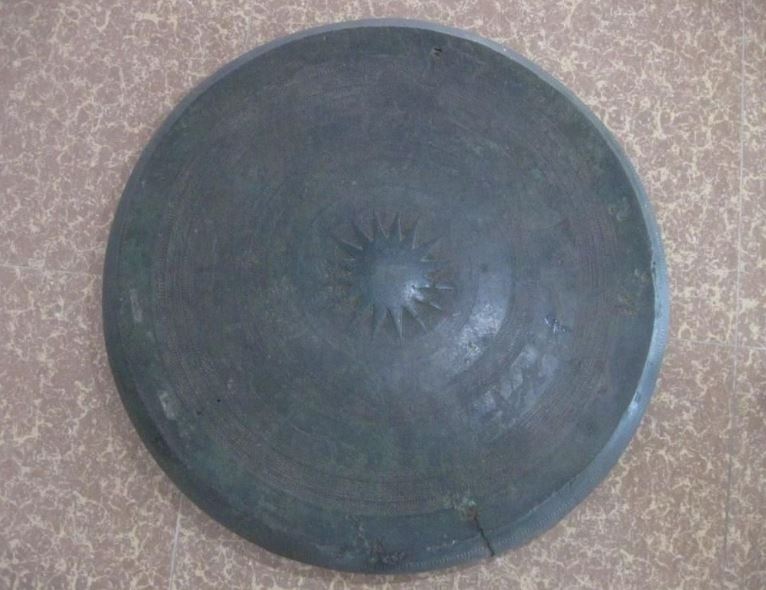 Mặt trống có patin xanh ngả xám. 