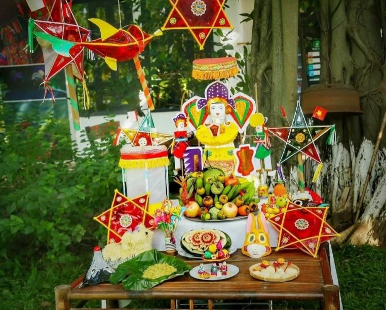 Còn theo các nhà khảo cổ học, Tết Trung Thu ở Việt Nam đã được in trên mặt trống đồng Ngọc Lũ.