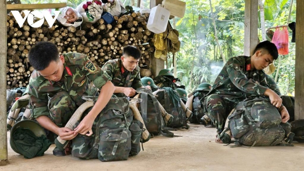 Các chiến sĩ chuẩn bị tư trang trở về đơn vị Các chiến sĩ chuẩn bị tư trang trở về đơn vị