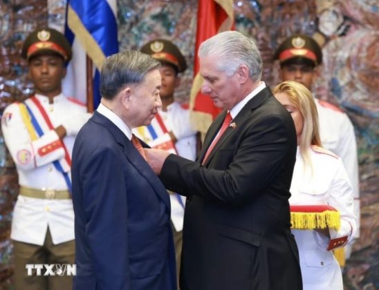 B&iacute; thư thứ nhất Đảng Cộng sản Cuba, Chủ tịch Cuba Miguel Diaz Canel Bermudez trao tặng Hu&acirc;n chương Jose Marti cho Tổng B&iacute; thư, Chủ tịch nước T&ocirc; L&acirc;m.