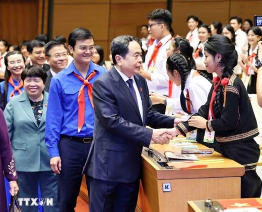 Chủ tịch Quốc hội Trần Thanh Mẫn với c&aacute;c đại biểu dự phi&ecirc;n họp giả định "Quốc hội trẻ em." (Ảnh: Minh Đức/TTXVN)