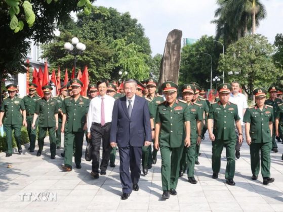 Tổng B&iacute; thư, Chủ tịch nước T&ocirc; L&acirc;m đến thăm Tổng cục II, Bộ Quốc ph&ograve;ng.