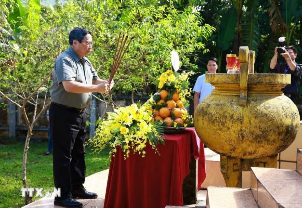 S&aacute;ng 29/9, tại huyện Đ&agrave; Bắc (H&ograve;a B&igrave;nh), Thủ tướng Phạm Minh Ch&iacute;nh đến d&acirc;ng hương, hoa tại Đ&agrave;i tưởng niệm chiến khu căn cứ c&aacute;ch mạng Giằng S&egrave;o.