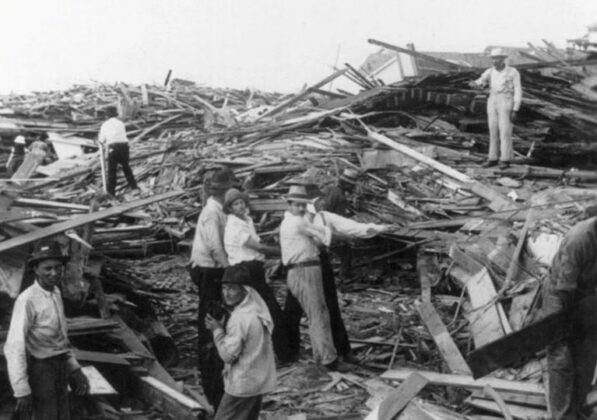 B&atilde;o Galveston tấn c&ocirc;ng th&agrave;nh phố cảng thuộc bang Texas (Mỹ) năm 1900.