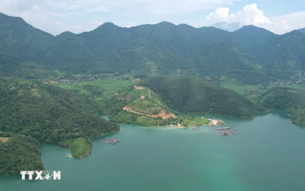 Những dãy núi trùng điệp quanh vịnh Pá Khôm tạo nên khung cảnh thanh bình nơi vùng sơn cước.