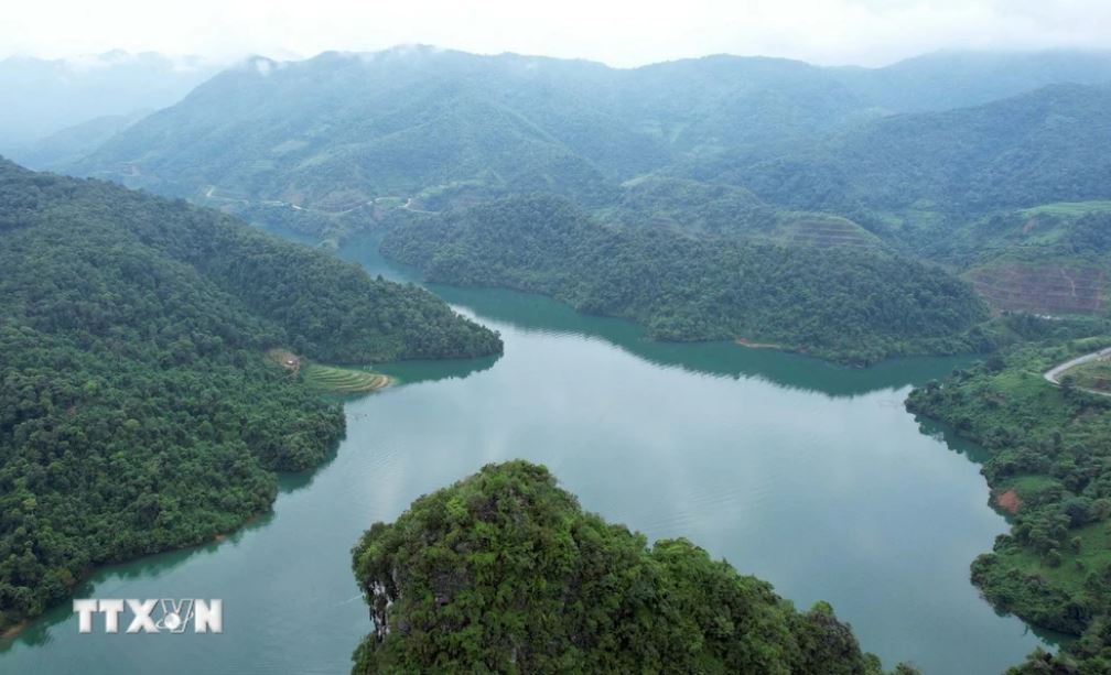 Cảnh thiên nhiên hùng vĩ của núi rừng Tây Bắc với làn nước xanh biếc, tạo nên vẻ đẹp thanh bình cho vịnh Pá Khôm.