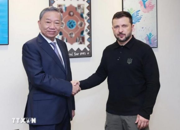 Tổng B&iacute; thư, Chủ tịch nước T&ocirc; L&acirc;m gặp Tổng thống Ukraine Volodymyr Zelensky.