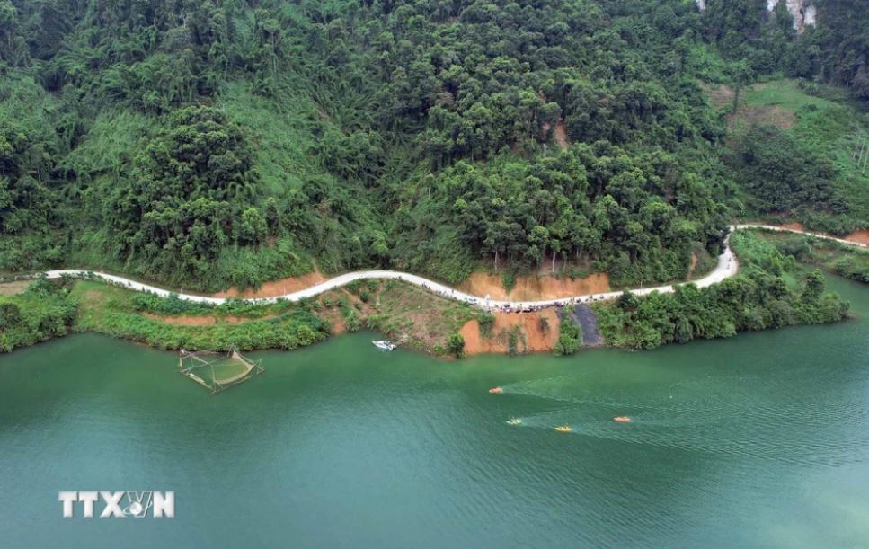 Du khách tới vịnh Pá Khôm có thể di chuyển bằng đường bộ trên những cung đường uốn lượn, bao quanh sườn núi với thảm thực vật phong phú.